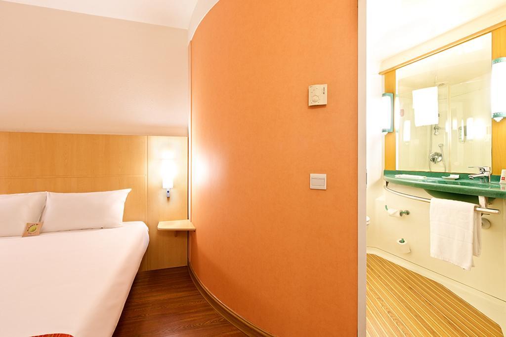 Ibis Ningbo Qianhu Plaza Hotel Экстерьер фото