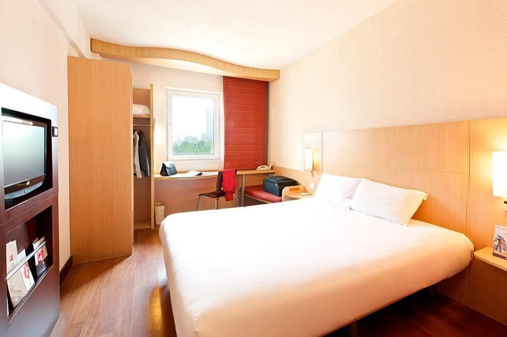 Ibis Ningbo Qianhu Plaza Hotel Экстерьер фото