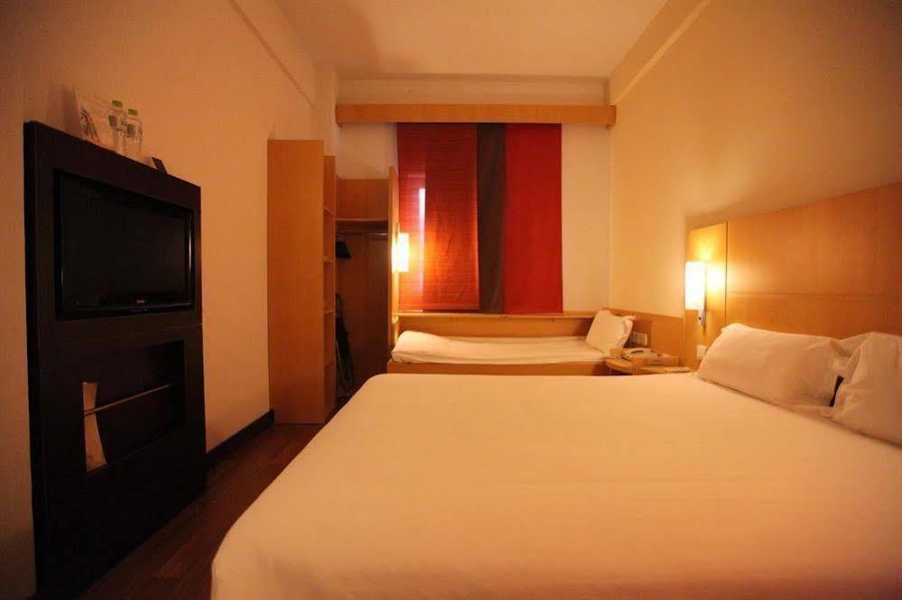 Ibis Ningbo Qianhu Plaza Hotel Экстерьер фото